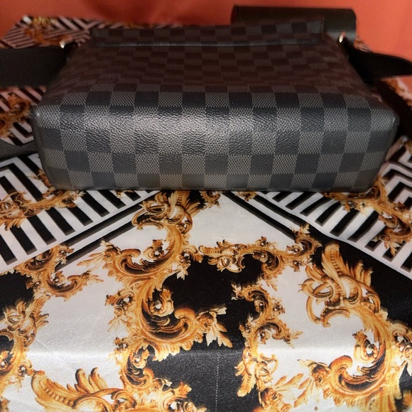LOUIS VUITTON DISTRICT NM MESSENGER BAG - DAMIER GRAPHITE PM - Picture 8 of 13